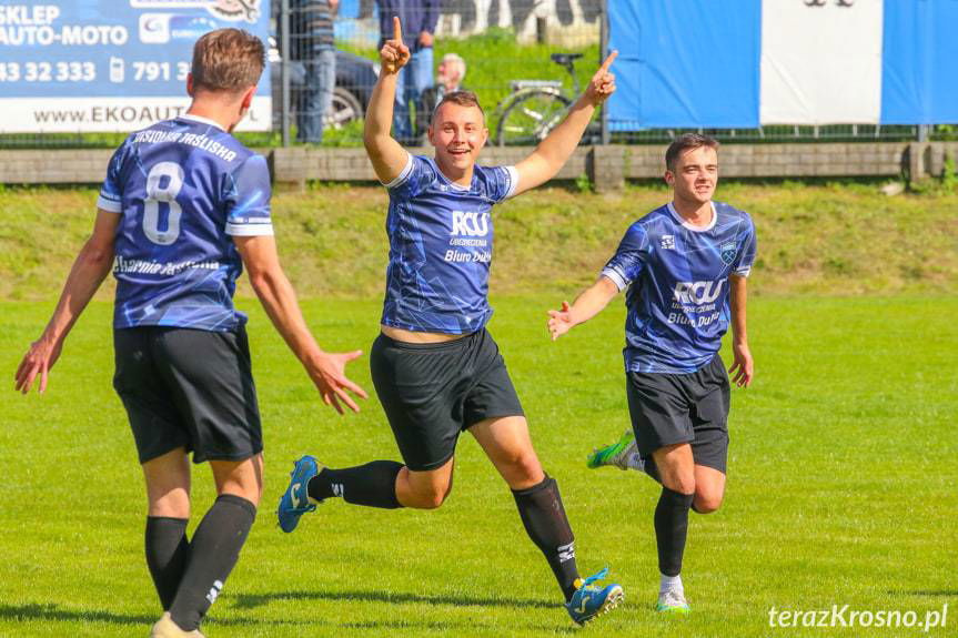 Korczyna. Gol Pawła Urbanka z połowy boiska 