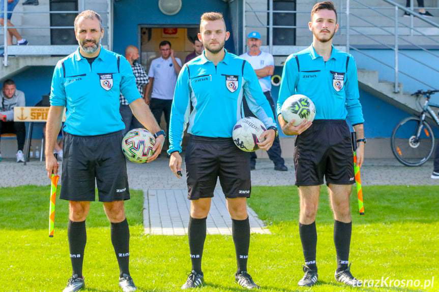 Korczyna. Gol Pawła Urbanka z połowy boiska 