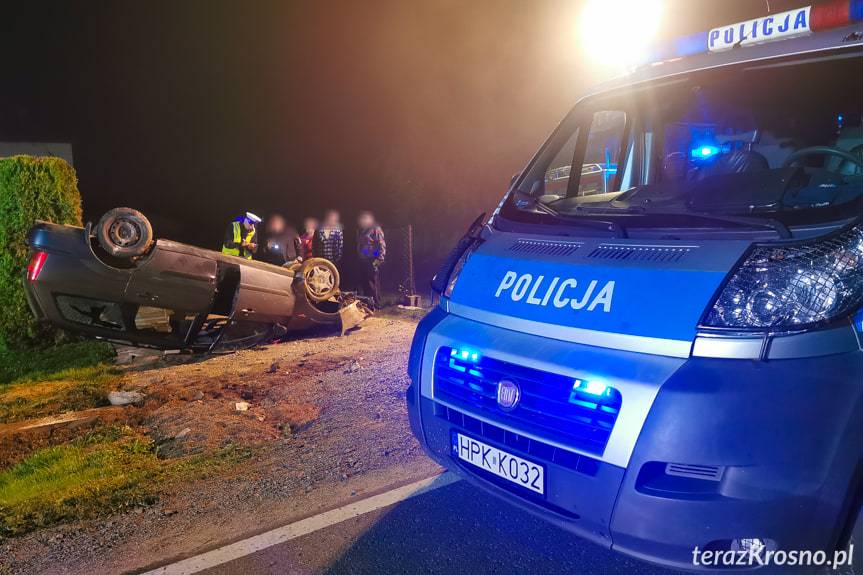 Nocne dachowanie forda w Dobieszynie