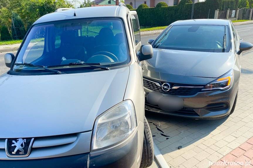 Zderzenie peugeota i opla w Jedliczu