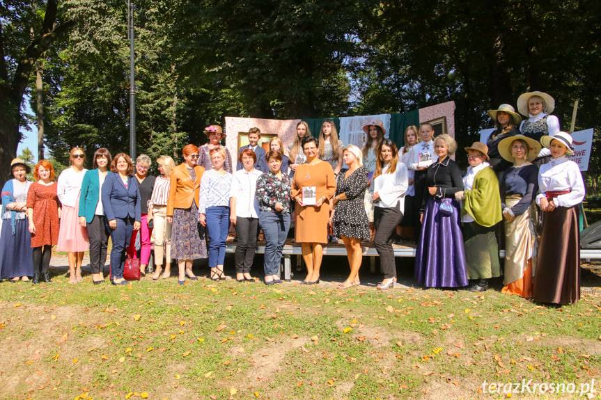 Narodowe Czytanie w parku przy Dworze Trzecieskich w Miejscu Piastowym 