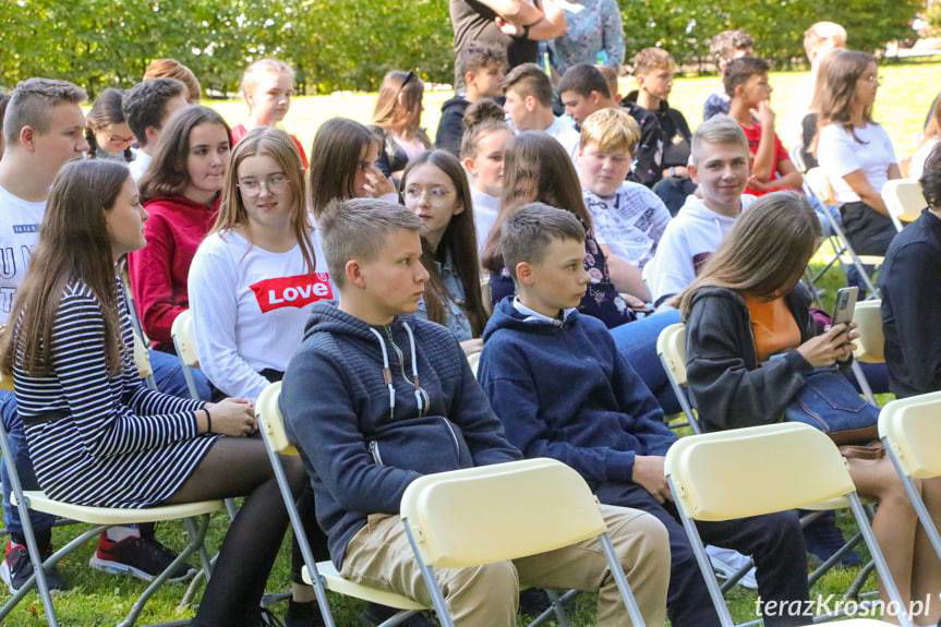 Narodowe Czytanie w parku przy Dworze Trzecieskich w Miejscu Piastowym 