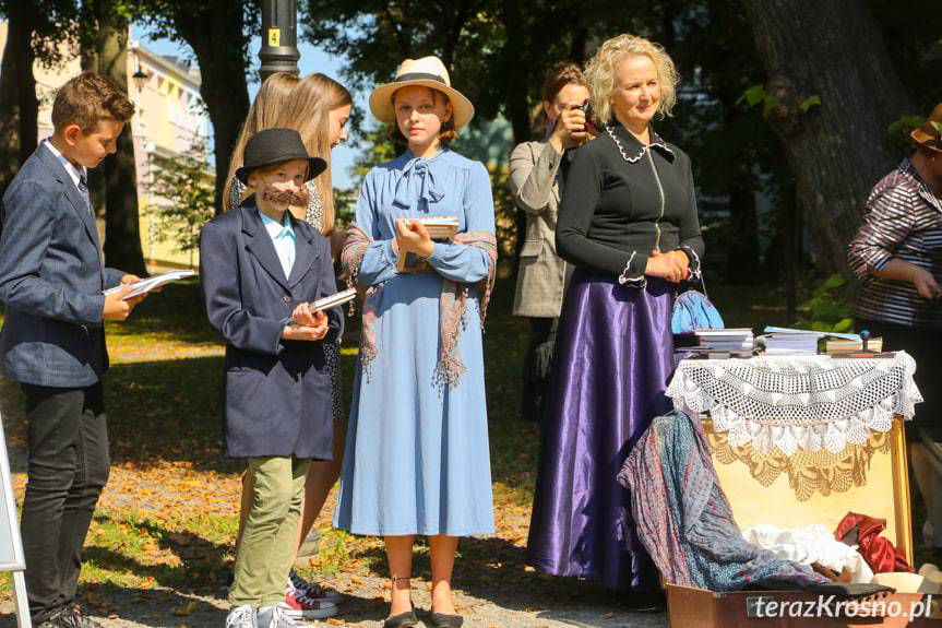 Narodowe Czytanie w parku przy Dworze Trzecieskich w Miejscu Piastowym 