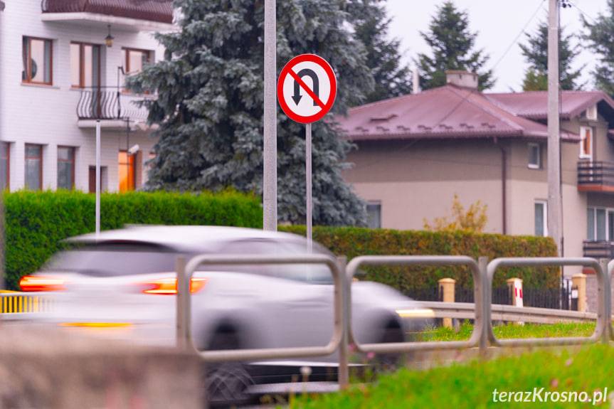 Zakaz zawracania i zakaz skrętu w lewo na Al. Jana Pawła II w Krośnie