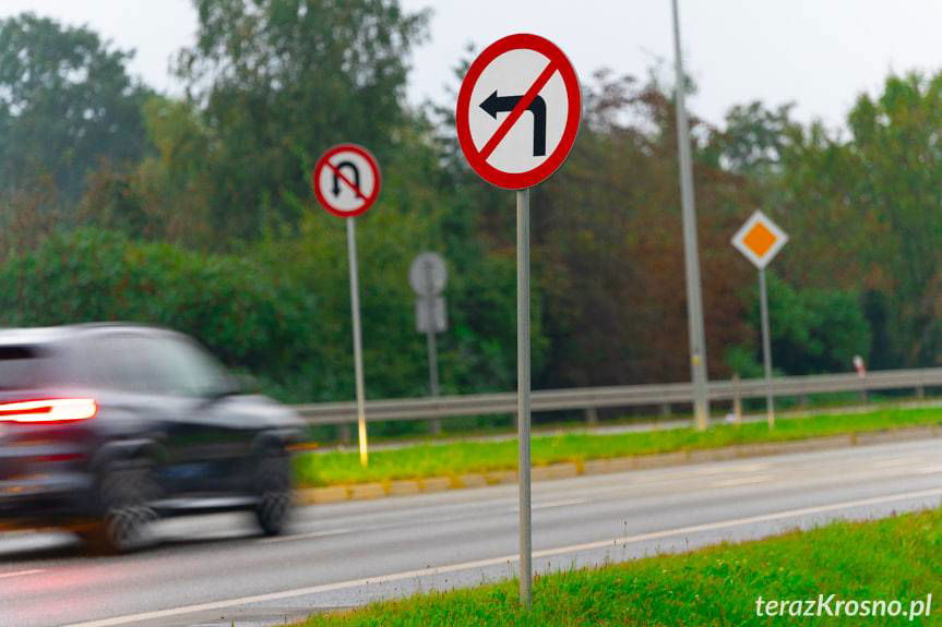 Zakaz zawracania i zakaz skrętu w lewo na Al. Jana Pawła II w Krośnie