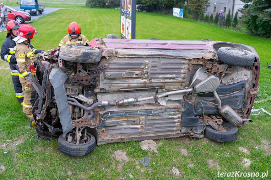 Wypadek w Bajdach, poszkodowany kierowca fiata