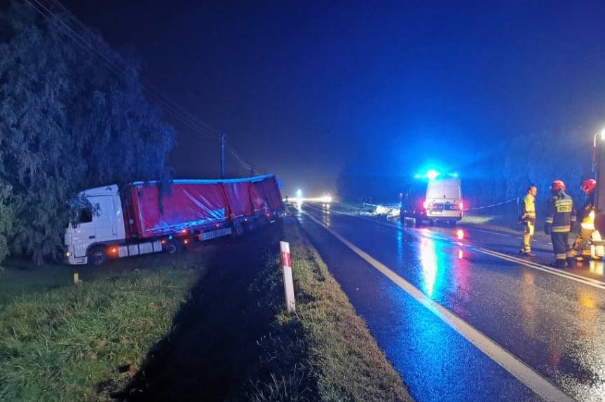 Kolizja ciężarówki w Potoku, ładunek wysypał się na jezdnię