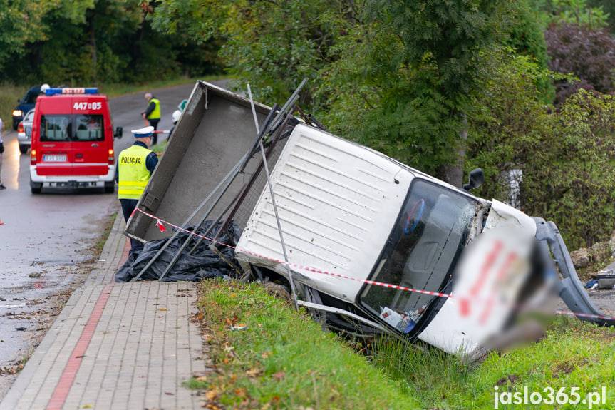 REGION. Ford uderzył w drzewo. Kierowca nietrzeźwy