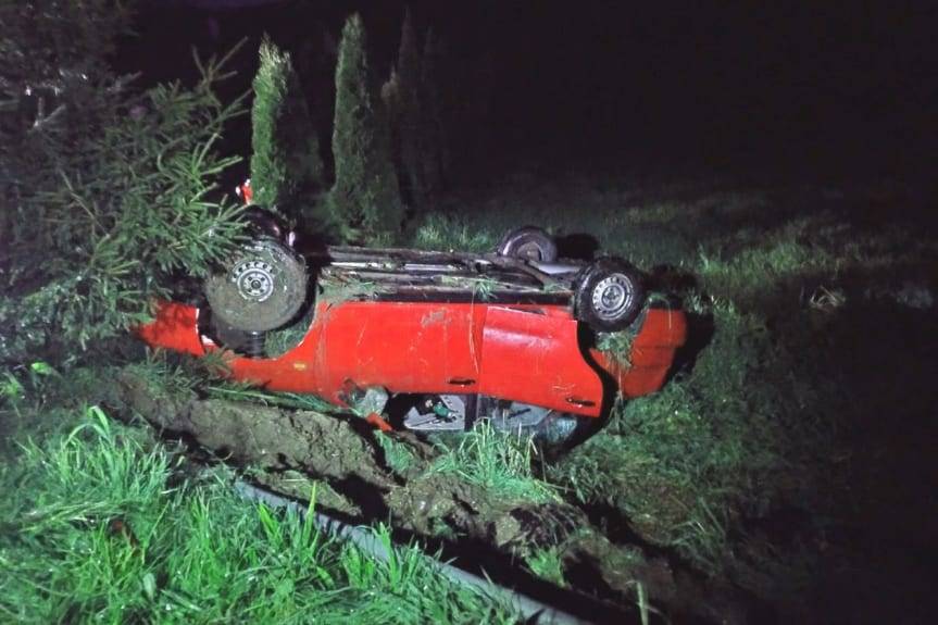 REGION. Dachowanie samochodu, kierujący pijany