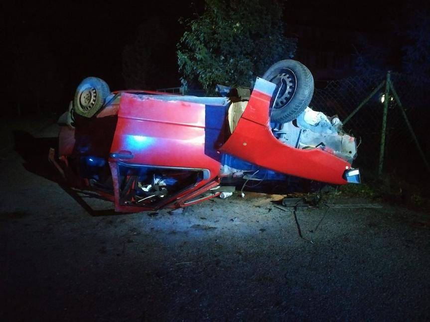 REGION. Kierowca fiata uderzył w przepust i dachował. Był pijany