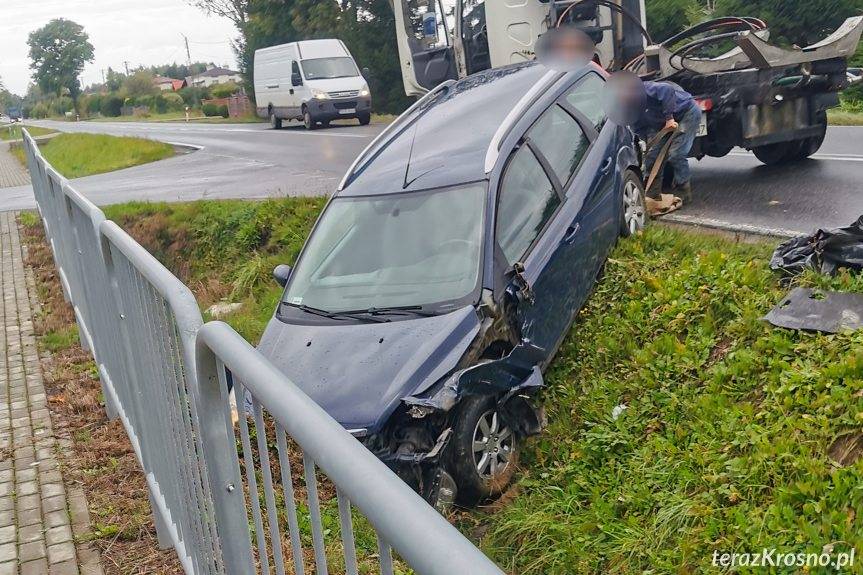 Zderzenie w Bajdach, ford po zderzeniu wbił się w rów
