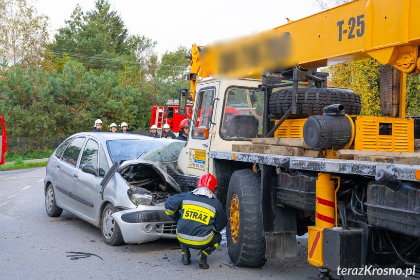Zderzenie osobówki z żurawiem samojezdnym w Łękach Strzyżowskich