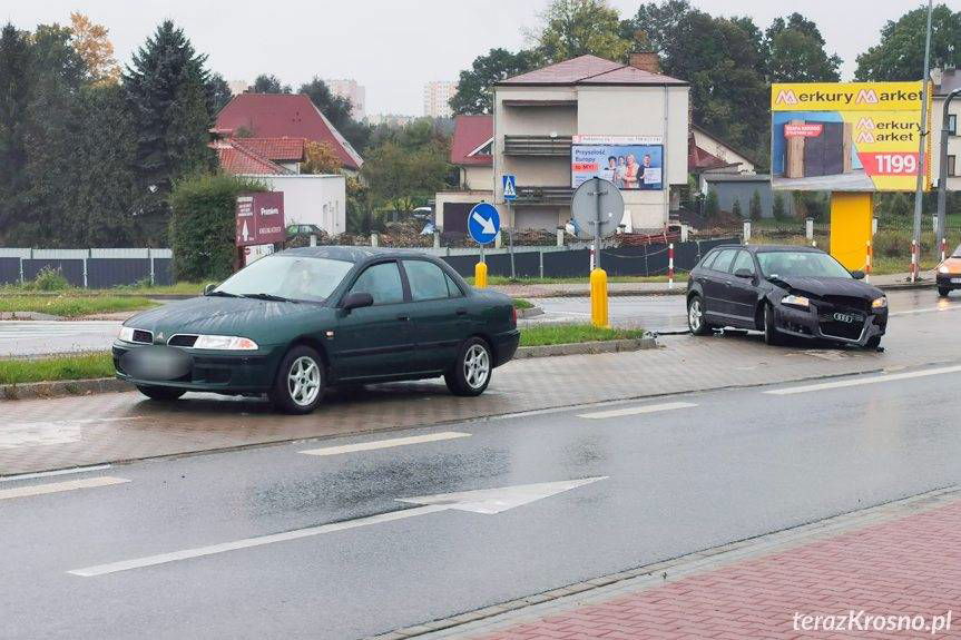 Kolizja audi i mitsubishi na Korczyńskiej