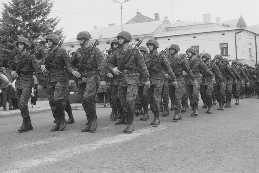 Wręczenie sztandaru Podhalańczykom na krośnieńskim rynku 