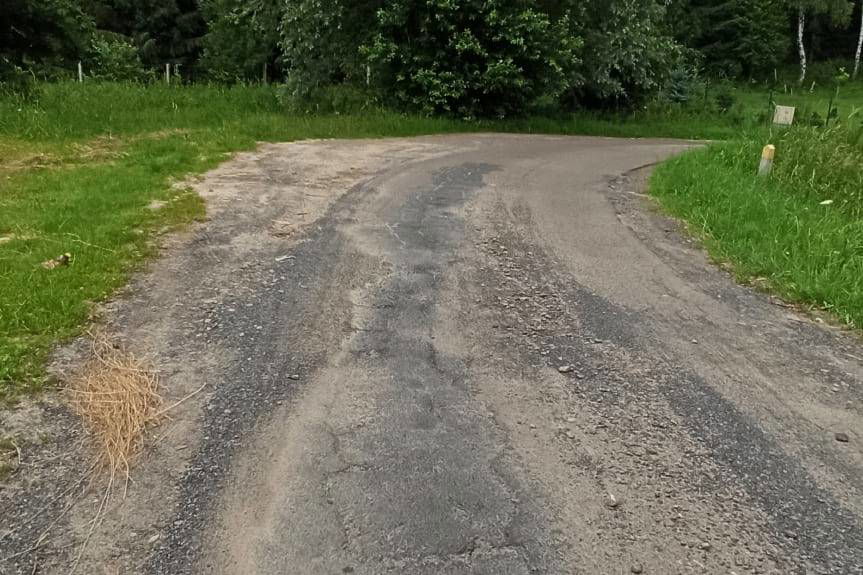 W Jaszczwi oddano do użytkowania wyremontowany odcinek drogi