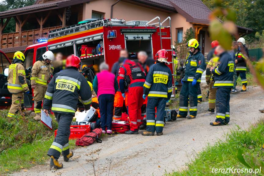 Rymanów-Zdrój. Starszy mężczyzna przygnieciony przez "trójkołowca"