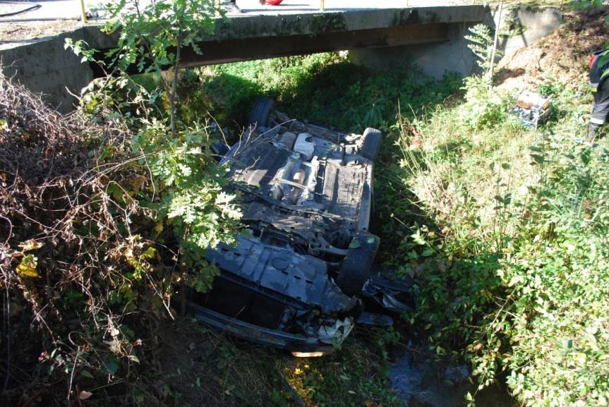 REGION. 19-latek dachował w rzece