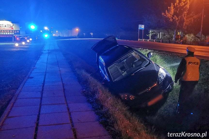 Włączając się do ruchu wjechała do rowu