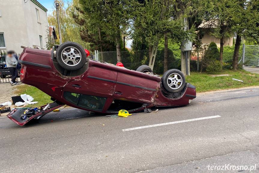 Krosno. Zjechał z drogi i samochód dachował