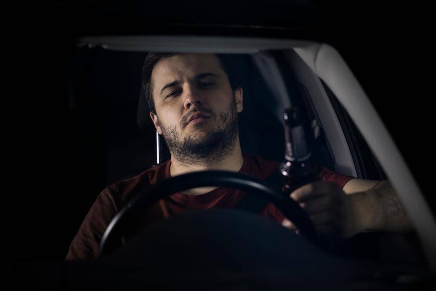 Pijany i bez prawa jazdy kierował samochodem. Został zatrzymany
