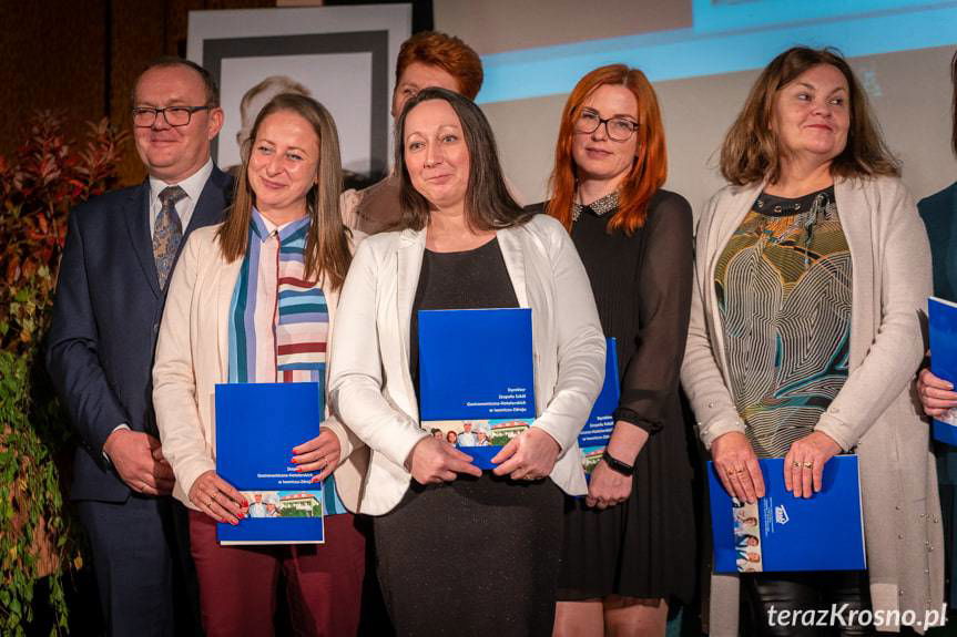 Starosta krośnieński nagrodził nauczycieli i wręczył stypendia