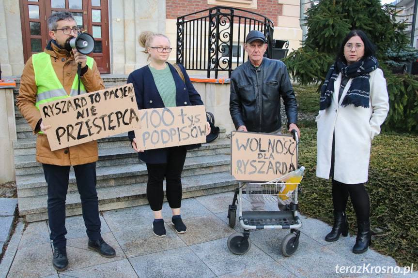 Protest przed sądem w Krośnie