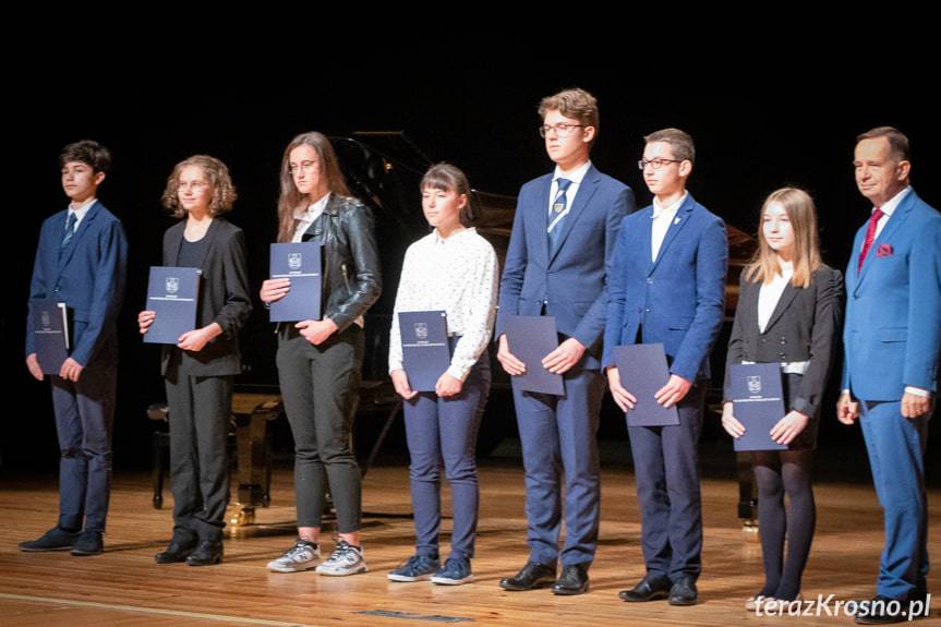 Najzdolniejsi uczniowie odebrali stypendia