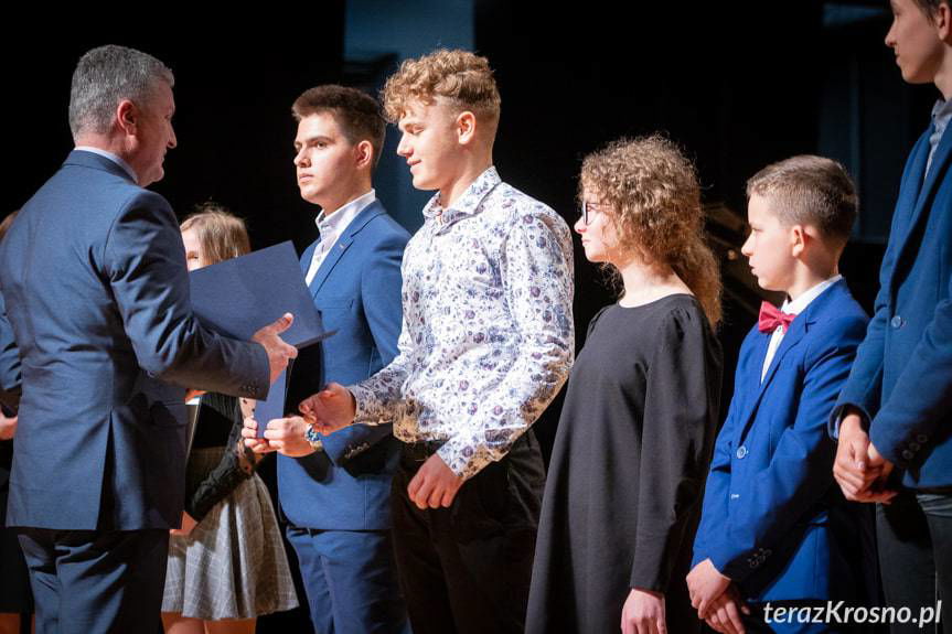 Najzdolniejsi uczniowie odebrali stypendia