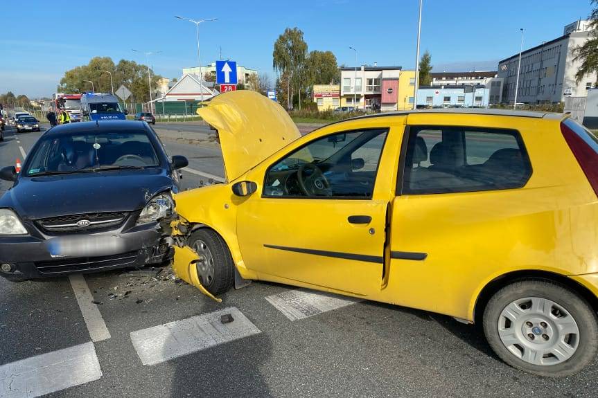 Czołowe zderzenie na skrzyżowaniu w Krośnie