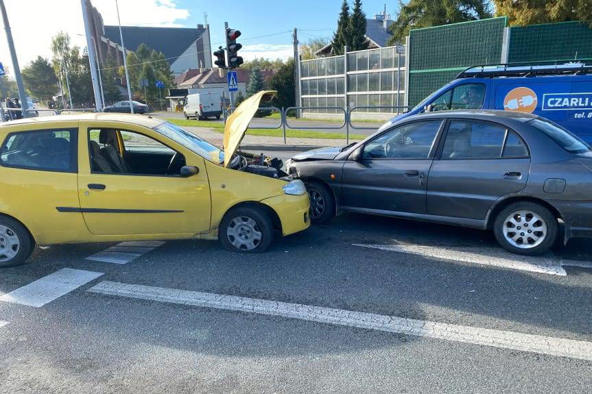 Czołowe zderzenie na skrzyżowaniu w Krośnie