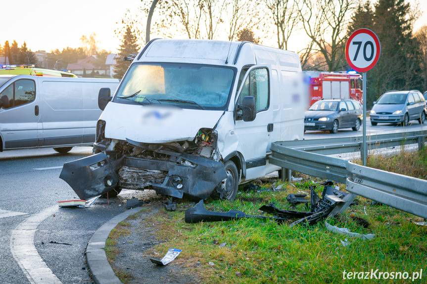 Zderzenie trzech samochodów na skrzyżowaniu w Krośnie