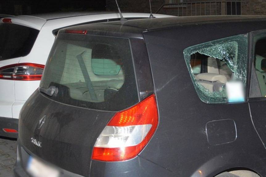 Niszczyli auta na nocnym "spacerze"