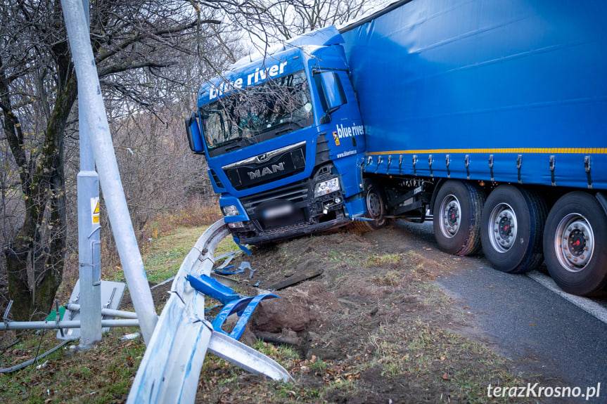 Utrudnienia w Dukli na DK19 przez "złamaną" ciężarówkę