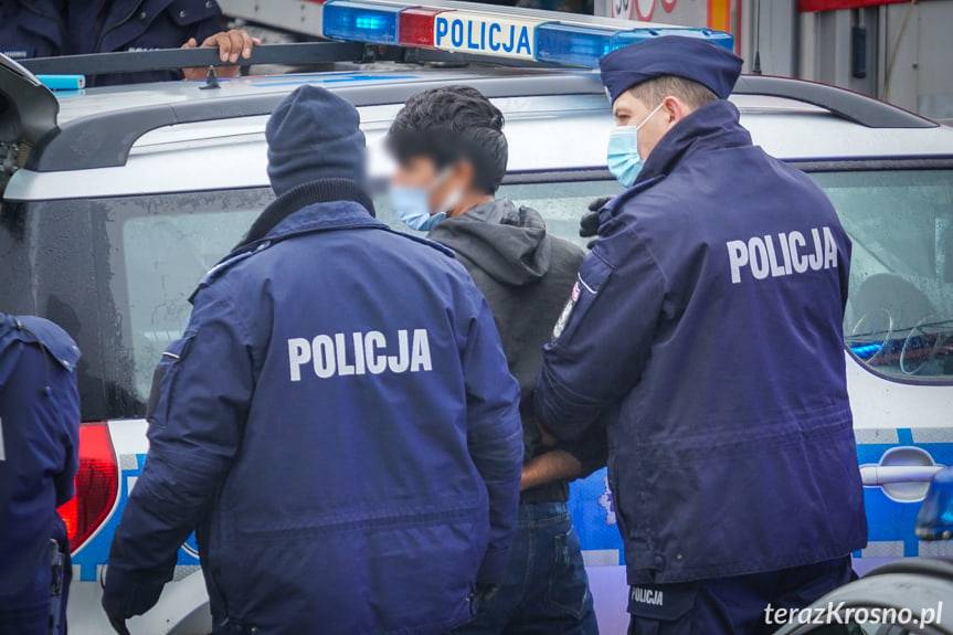 Zboiska. Niepokojące odgłosy z naczepy TIR-a. Nielegalni imigranci