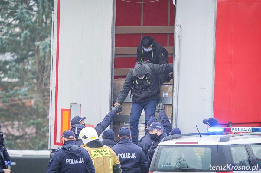 Zboiska. Niepokojące odgłosy z naczepy TIR-a. Nielegalni imigranci