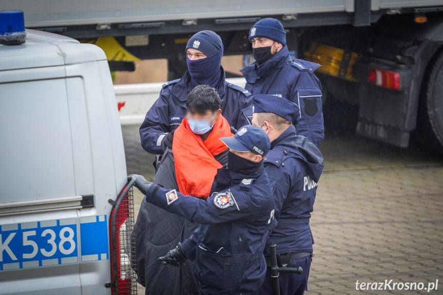 Zboiska. Niepokojące odgłosy z naczepy TIR-a. Nielegalni imigranci