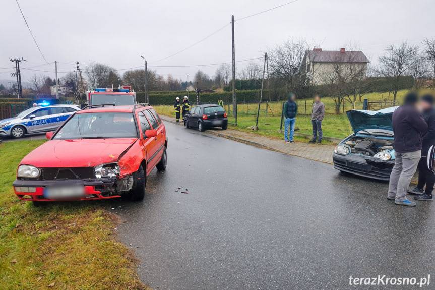 Dwie kolizje w Jedliczu. Trzy rozbite samochody