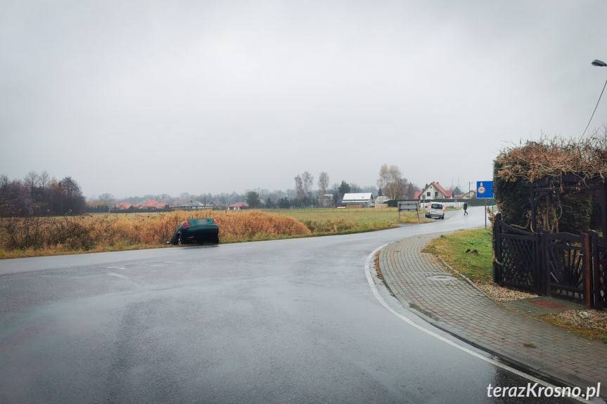Jedlicze. Wjechała do rowu, trafiła do szpitala