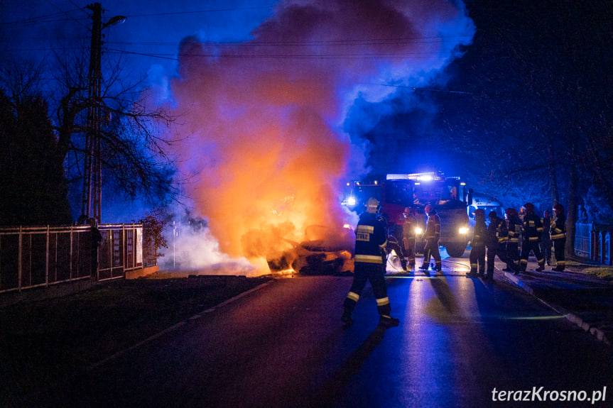 Świerzowa Polska. Auto spłonęło po uderzeniu w przepust [FILM]