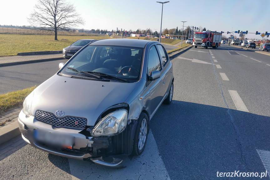 Zderzenie trzech samochodów w Krośnie, dwie osoby w szpitalu