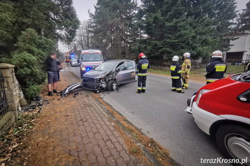 Uderzyła samochodem w ogrodzenie, trafiła do szpitala