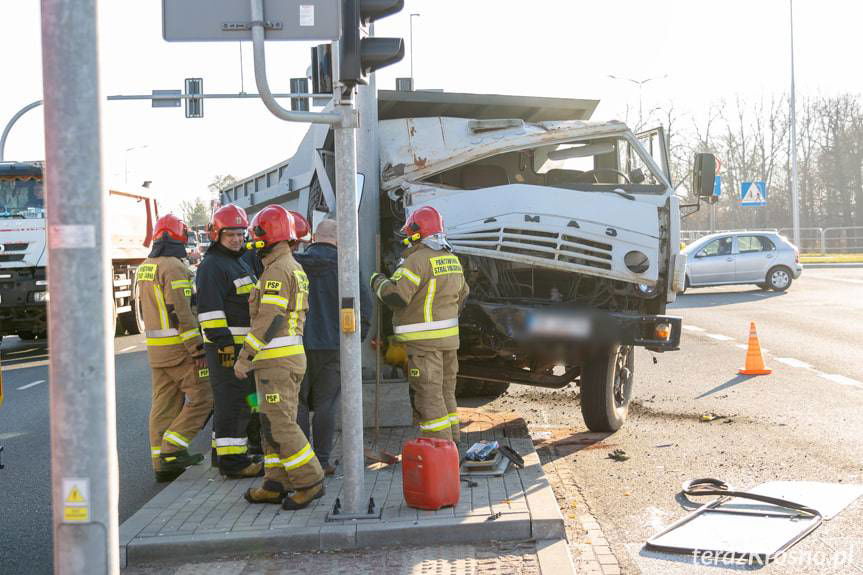 Kolizja na skrzyżowaniu, ciężarówka uderzyła w sygnalizator
