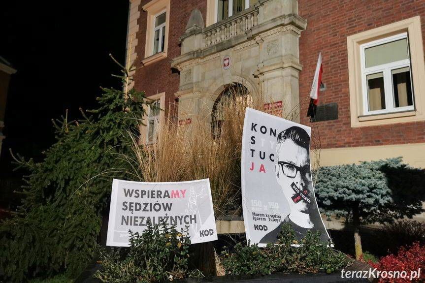 Manifestacja przed sądem w Krośnie