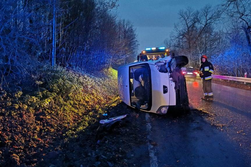 Wypadł z drogi, auto na boku