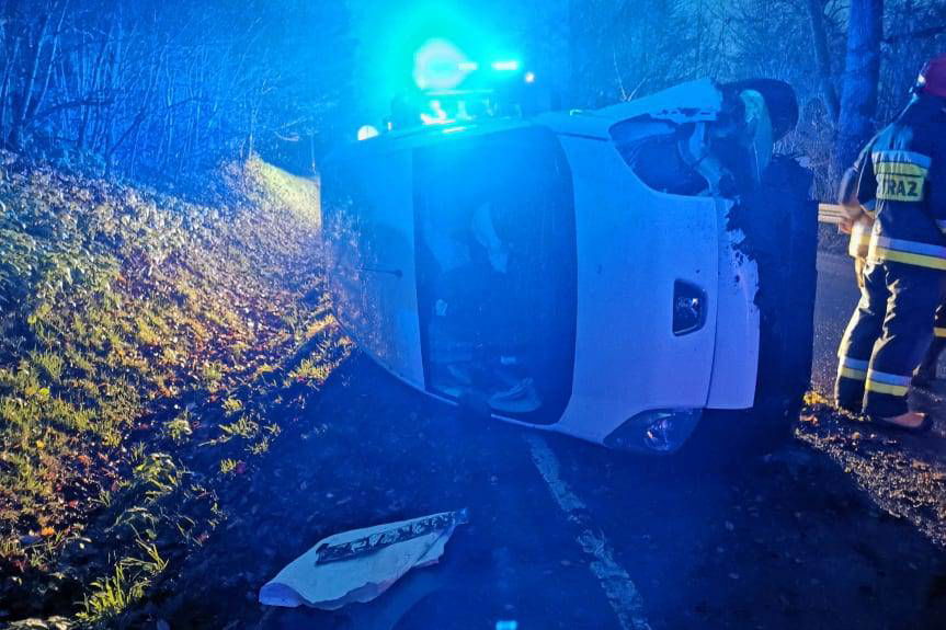 Wypadł z drogi, auto na boku