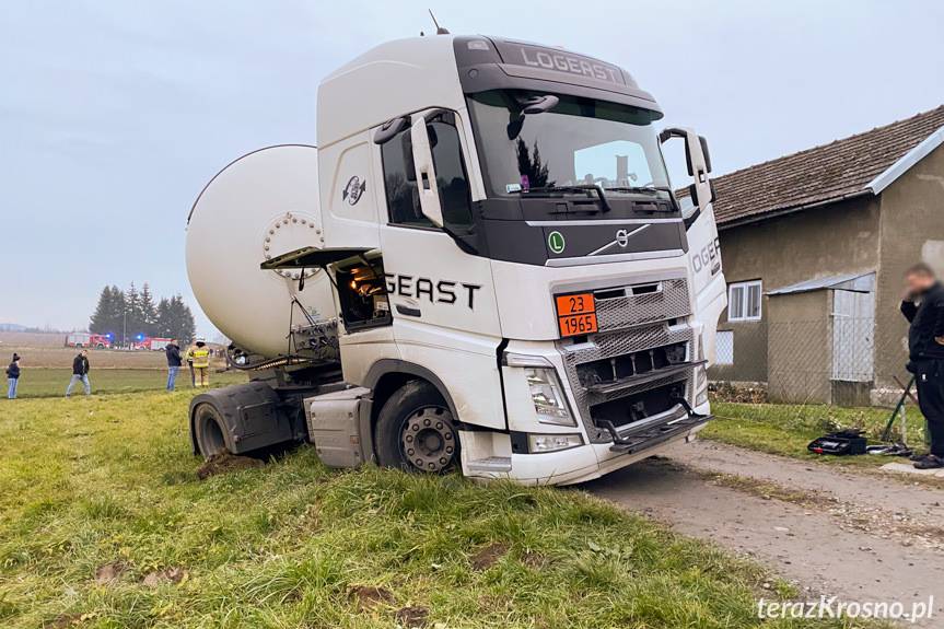 Kilkugodzinna akcja uwalniania ciężarówki