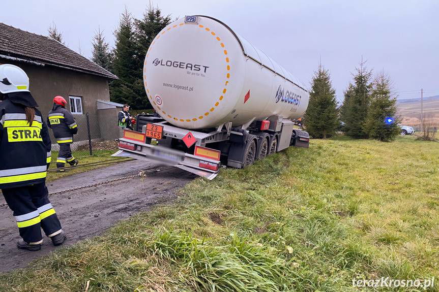 Kilkugodzinna akcja uwalniania ciężarówki