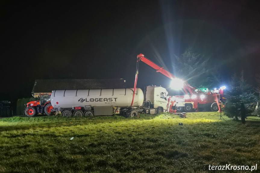 Kilkugodzinna akcja uwalniania ciężarówki