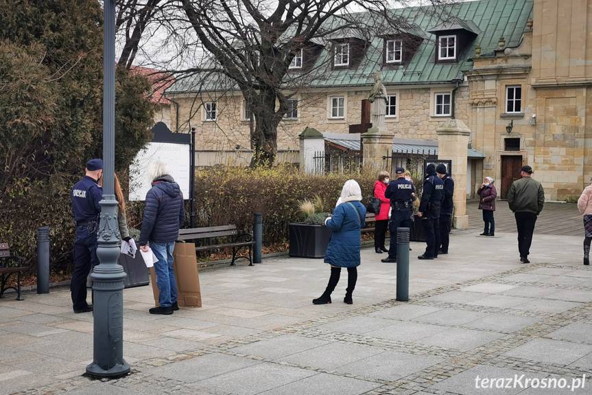 Rozdawali ulotki przed kościołami, wylegitymowała ich policja