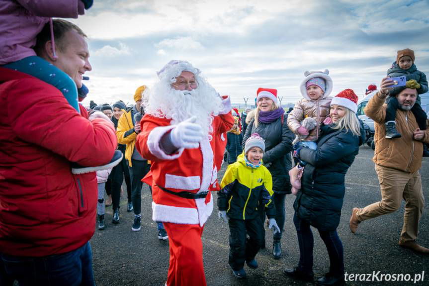 Święty Mikołaj przyleciał na krośnieńskie lotnisko, rozdał prezenty